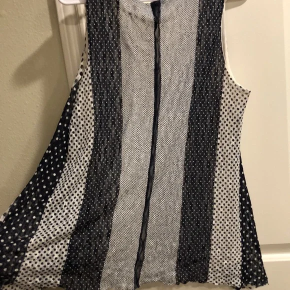 Sleeveless lightweight navy and white swing top - Picture 7 of 10